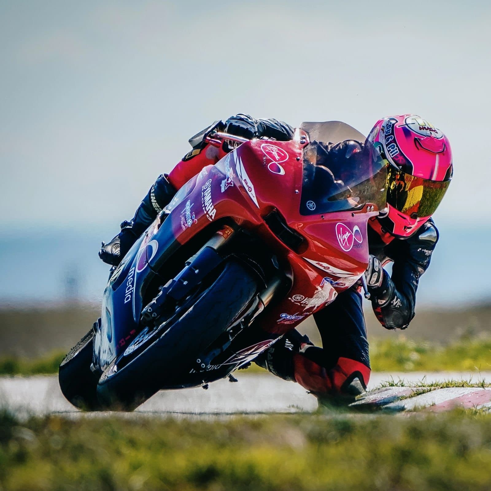 Hugo Totu en el paddock preparando la moto para la carrera